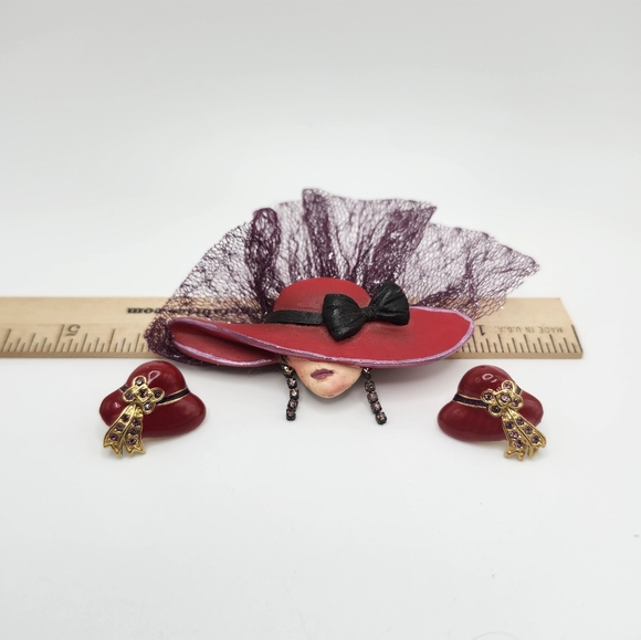 Member of the red hat lady society? Or do you enjoy hats? Gold tone & artisan - Picture 1 of 6